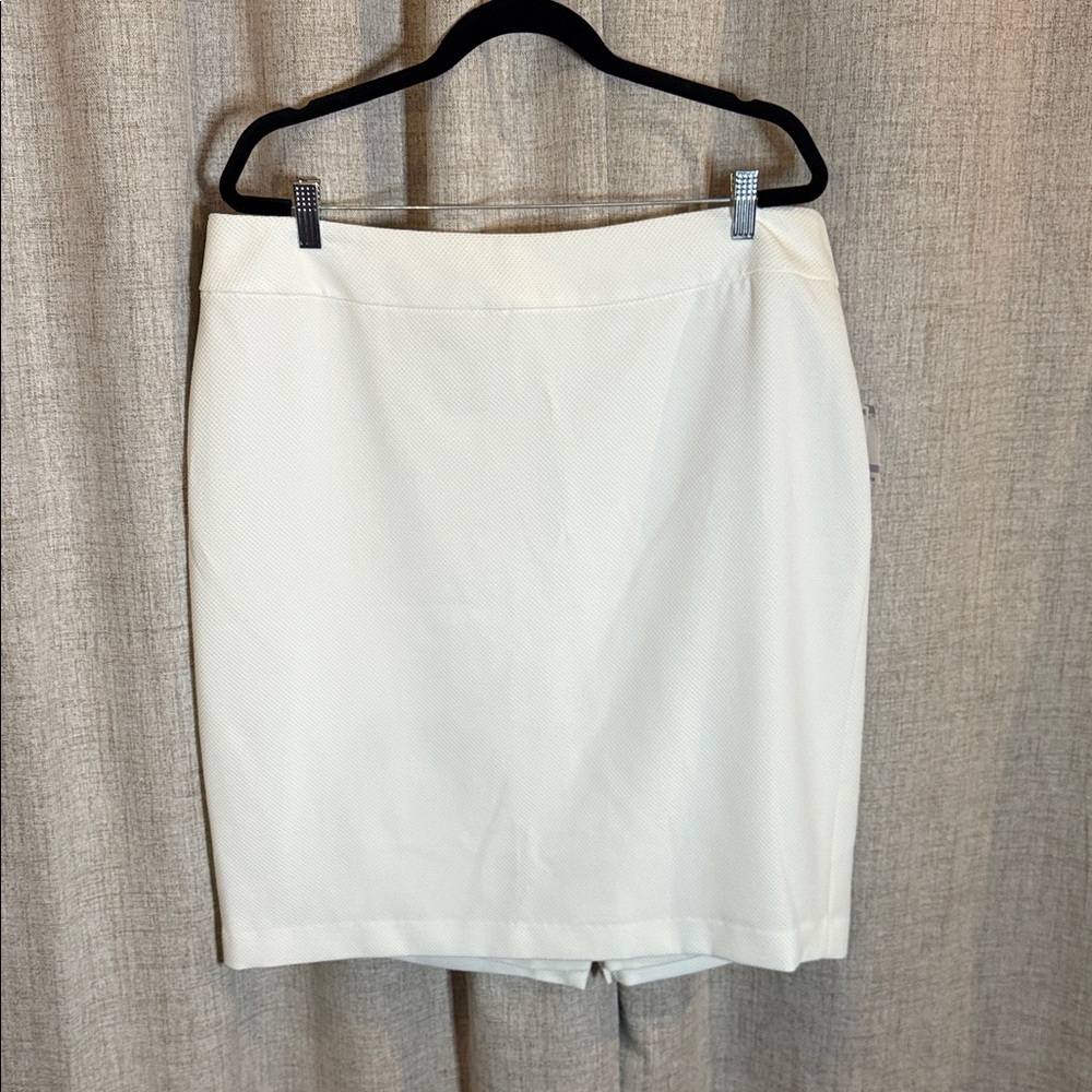 Kasper Elegant White Pencil Skirt